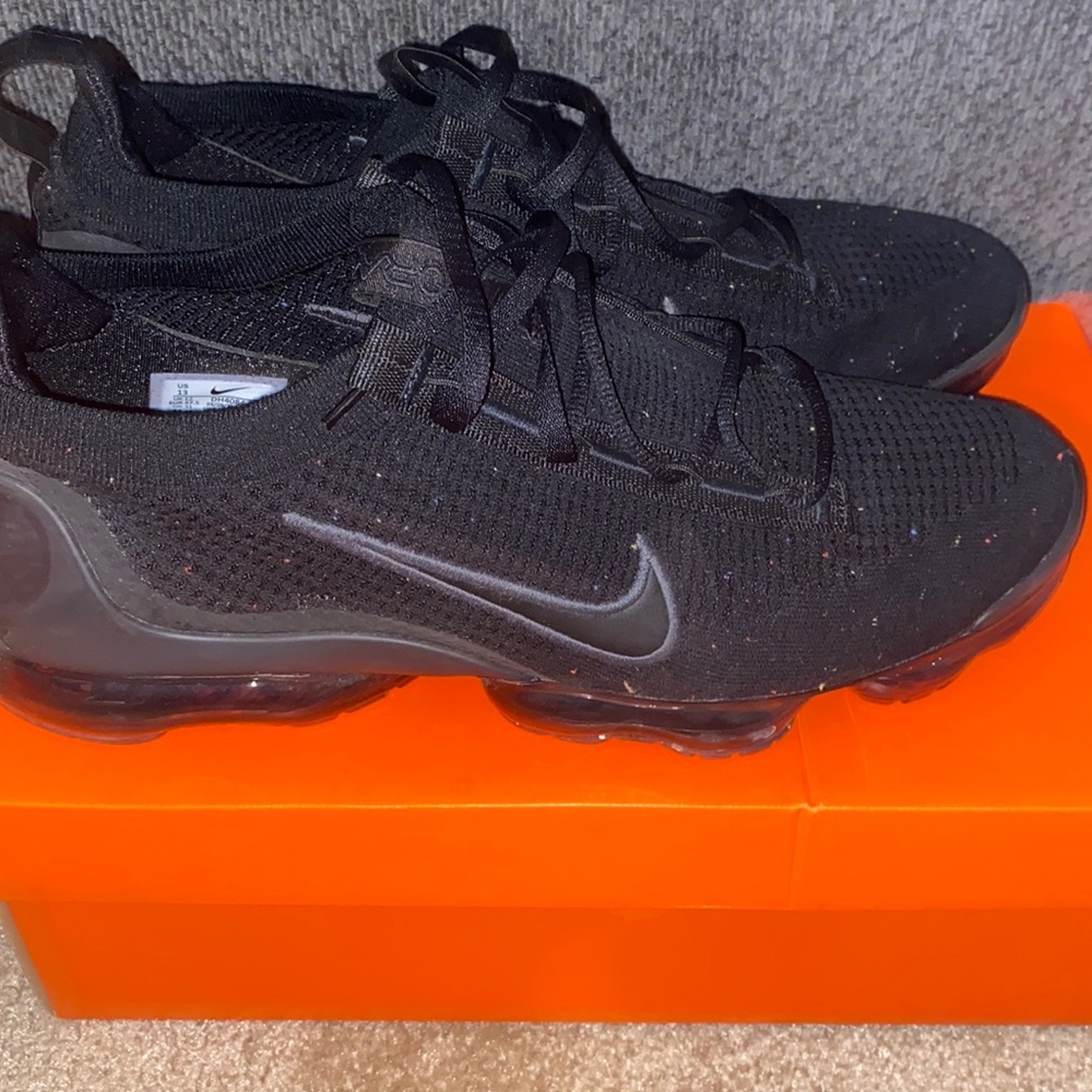 Nike Air VaporMax 2021 FK
Black/Black/Anthracite/Black
Size 13
Style DH4084-001